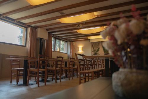 a dining room with wooden chairs and a table at OLATZEA LANDA HOTELA in Arbizu
