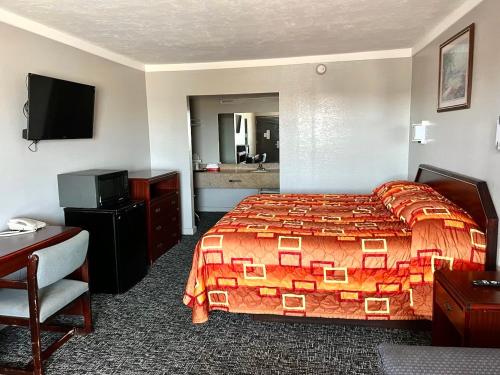 um quarto de hotel com uma cama e uma casa de banho em Hotel 81 El Reno em El Reno