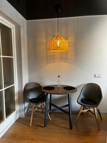uma mesa de jantar com duas cadeiras e um candeeiro em Appartment Pruhonice & terrace em Pruhonice