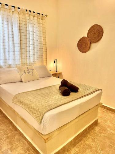 Una cama con un osito de peluche en un dormitorio en Casa Sabina 2 • Cosy Apt. with Wifi & TV, en Isla Holbox