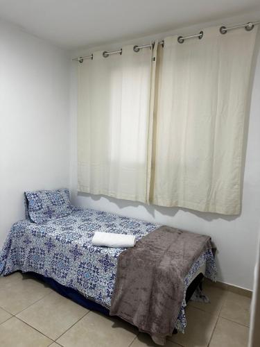 Ένα ή περισσότερα κρεβάτια σε δωμάτιο στο Apt da Leily