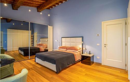 um quarto com 2 camas e um espelho em Pet Friendly Home In Fucecchio With Wi-fi em Fucecchio