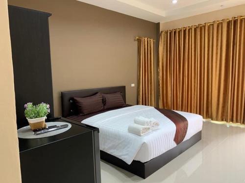 เตียงในห้องที่ Minton Resort มิลตั้น รีสอร์ท