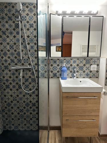 a bathroom with a shower and a sink at Home Cassis - Maison Méditerranée - Piscine chauffée à 30c in Cassis