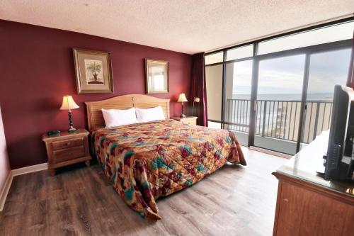 En eller flere senger på et rom på Ocean view condo, pool, beach access, wifi included, monthly winter rental