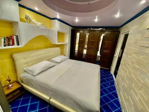 een slaapkamer met een groot wit bed in een kamer bij Patong Tower in Patong Beach