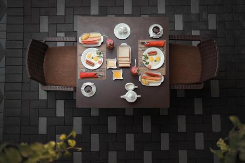 尼甘布的住宿－尼甘布普拉斯住宿加早餐旅館，餐桌上的食物的上方景色