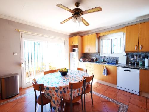 Kuchyňa alebo kuchynka v ubytovaní Gibraltar Views Guest House