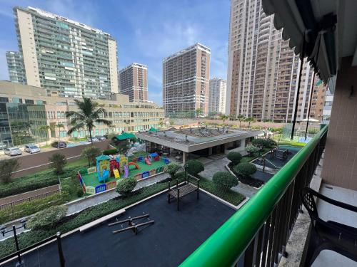 a view of a playground in a city with tall buildings at Flat Barra - Parque das Rosas in Rio de Janeiro