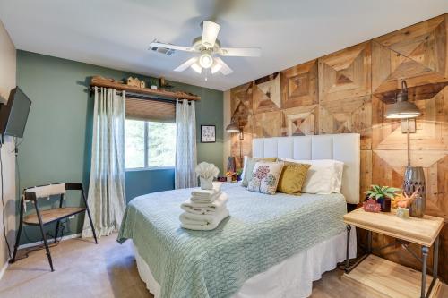 een slaapkamer met een bed met een houten muur bij Cave Creek Getaway with Pool and Outdoor Kitchen! in Cave Creek