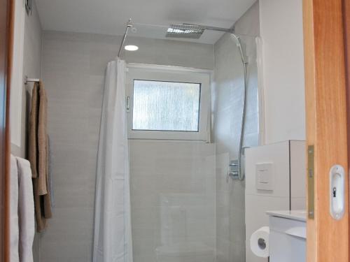ザクセンハイムにあるPauloahのバスルーム(シャワー、窓付)が備わります。