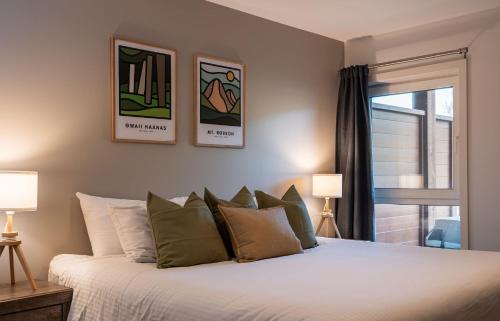 Кровать или кровати в номере Granite Ridge Condo by Revelstoke Vacations