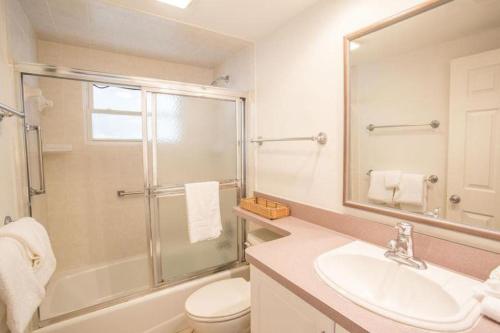 y baño con aseo, lavabo y ducha. en Villa 55 - Aloha Kai Vacation Villas, en Siesta Key