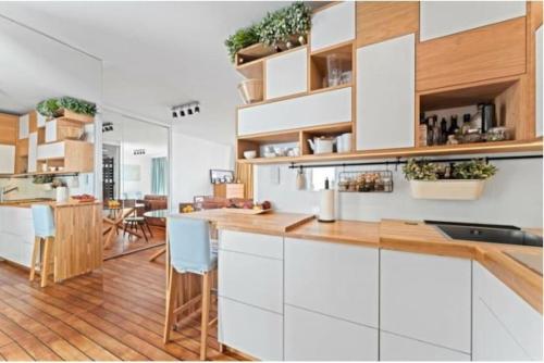 une cuisine avec des placards blancs et un comptoir en bois dans l'établissement Magnifico studio sul lago Lemano, à Veytaux