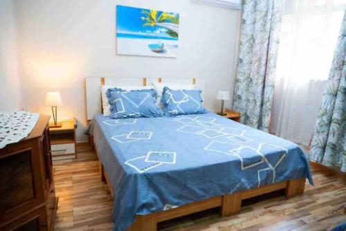 una camera con letto e piumone blu di Vythee Residence a Chemin Grenier