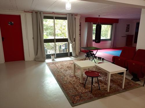 Logement indépendant avec parking privé et terrasse, au calme. في Coulaines: غرفة معيشة مع أريكة وطاولة