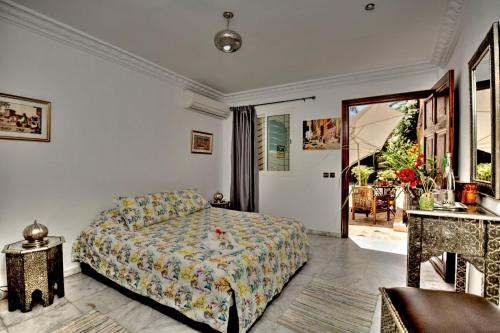 a living room with a bed and a couch at LHOSTEL à Casablanca in Casablanca