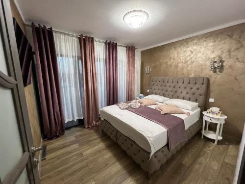 a bedroom with a bed in a room at Sarah Relax 1 in Drobeta-Turnu Severin