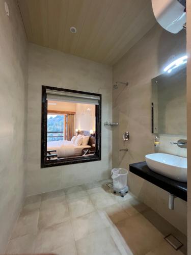uma casa de banho com um lavatório e um espelho em The Stone Age : a boutique hotel em Shimla