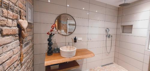W łazience znajduje się umywalka i lustro. w obiekcie Altstadt Speyer w mieście Spira