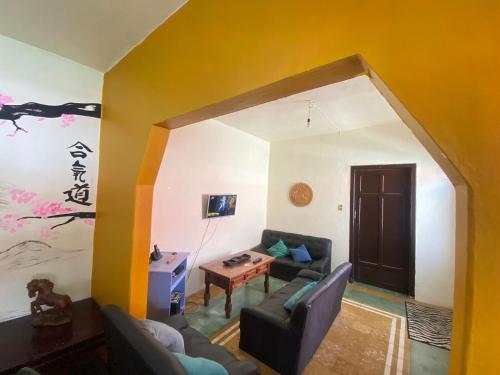 uma sala de estar com um sofá e uma mesa em ESTUDIO EN EL ZOCALO DE TLAXCALA em Tlaxcala de Xicohténcatl