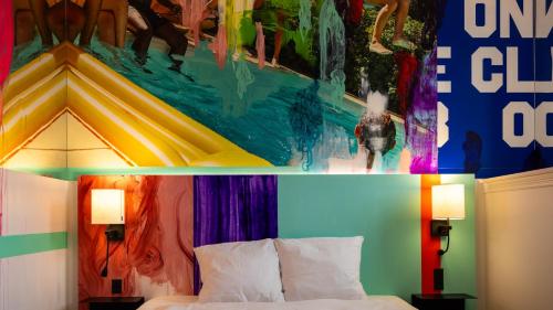 a bedroom with a bed and a painting on the wall at ART Hotel Dalgas, BW Signature Collection in Brande