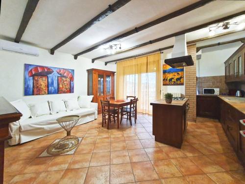 una sala de estar con un sofá y una mesa en Sea and Conero view, en Civitanova Marche