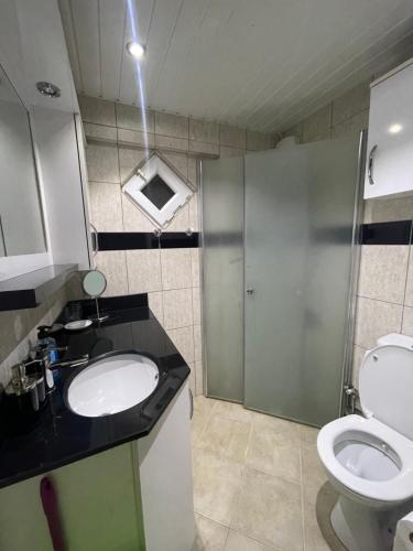 Koupelna v ubytování Апартаменты Blue&White Sitesi