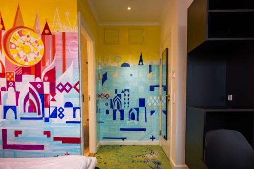 ein Schlafzimmer mit einem farbenfrohen Wandbild in der Unterkunft ART Hotel Dalgas in Brande