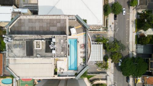 an overhead view of a building with a blue door at Green Place Ibirapuera in São Paulo