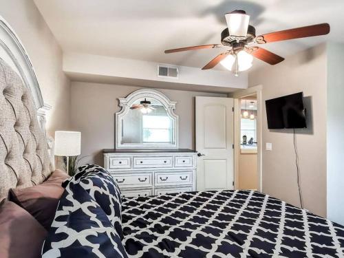 1 dormitorio con 1 cama y ventilador de techo en Amazing Locale 2KingBR 1BTH, en Kansas City