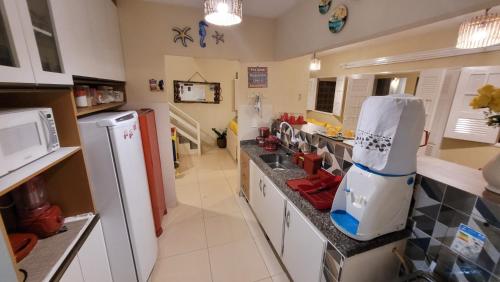 Η κουζίνα ή μικρή κουζίνα στο Casa à beira mar de Maragogi com 3 quartos, 4 banheiros e Área Verde