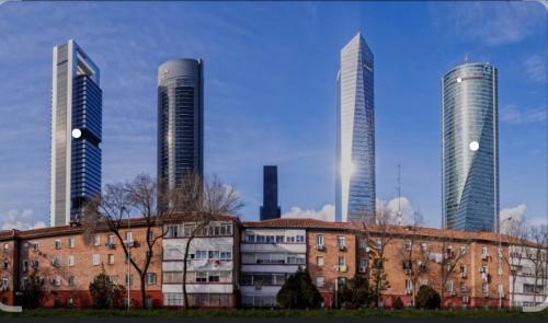 un gruppo di edifici alti in una città di Chamartin De frente a 4 torres a Madrid
