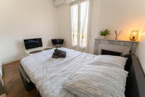- une chambre avec un grand lit et une cheminée dans l'établissement Nice Plein Centre STUDIO 1 avec BALCON, à Nice