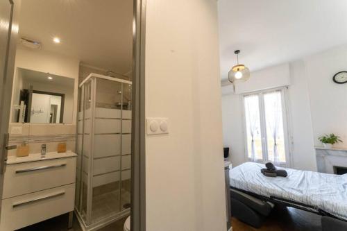 une petite chambre avec un lit et un miroir dans l'établissement Nice Plein Centre STUDIO 1 avec BALCON, à Nice