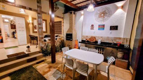 uma cozinha com mesa e cadeiras num quarto em Casa à beira mar de Maragogi com 3 quartos, 4 banheiros e Área Verde em Maragogi