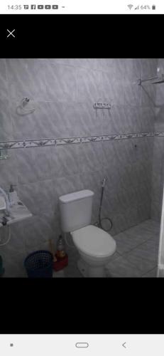 a bathroom with a toilet and a sink at Kitnet mobiliado, confortável e bem localizado. in Fortaleza