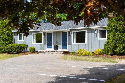 a house with a driveway in front of it at Aurora Inn in Kingston