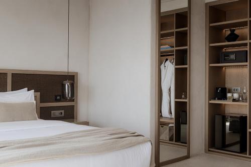 Una cama o camas en una habitación de Enigma Mykonos Hideaway Suites