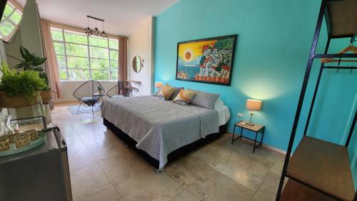 1 dormitorio con 1 cama con paredes azules en BUENAVISTA AMAZON LODGE, en Tarapoto