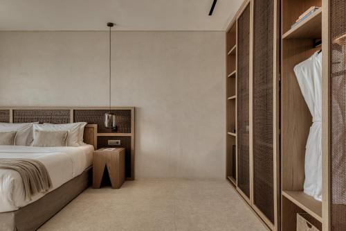Una cama o camas en una habitación de Enigma Mykonos Hideaway Suites