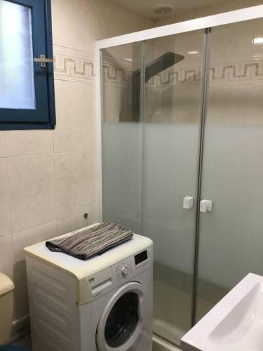 - un lave-linge installé sur un comptoir dans la salle de bains dans l'établissement Maison charme 5 min des remparts, à Avignon