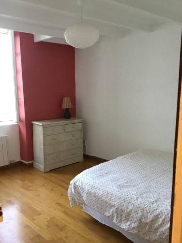 une chambre avec un lit, une commode et une fenêtre dans l'établissement Maison charme 5 min des remparts, à Avignon