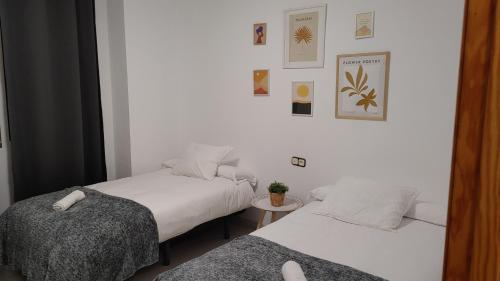 A bed or beds in a room at CASA FAMILIAR LA ZUBIA - Granada