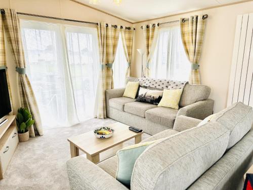 ein Wohnzimmer mit einem Sofa und einem Tisch in der Unterkunft Los Jameos in Scarborough
