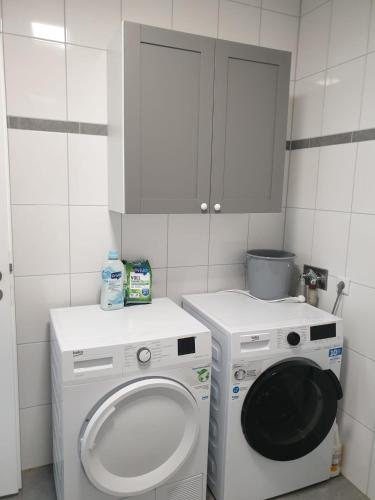 y baño con lavadora y lavadora. en Bataver, en Neuss