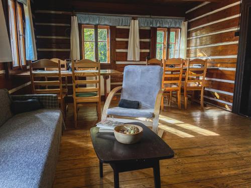 Horská chata Mamut في دولني مالا أوبا: غرفة معيشة مع أريكة وطاولة وكراسي