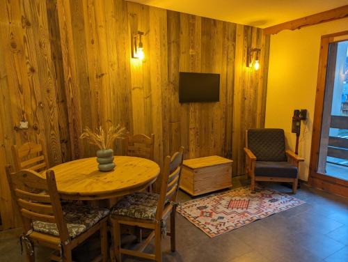 TV a/nebo společenská místnost v ubytování Appartement 4 couchages ,plein sud calme