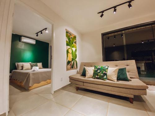 a living room with a couch and a bed at Casa Container com SPA e linda vista para a Serra da Mantiqueira in Bueno Brandão