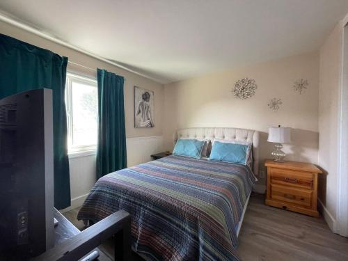 1 dormitorio con cama y ventana en Lake front house 4 beds 3baths, en Agoura Hills